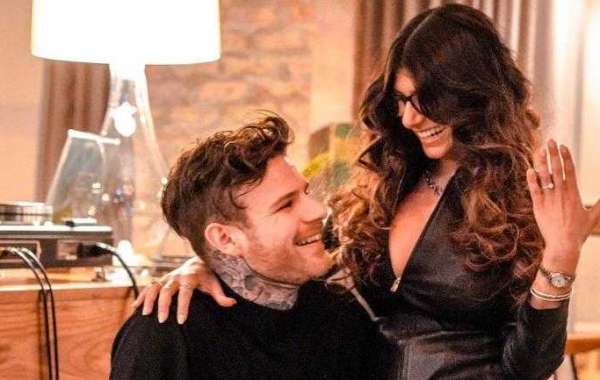 Porn star Mia Khalifa engaged to boyfriend Robert Sandberg. See pics