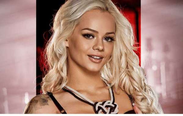 Elsa Jean Brings Her Brazenly Blonde Beauty to Flint, MI