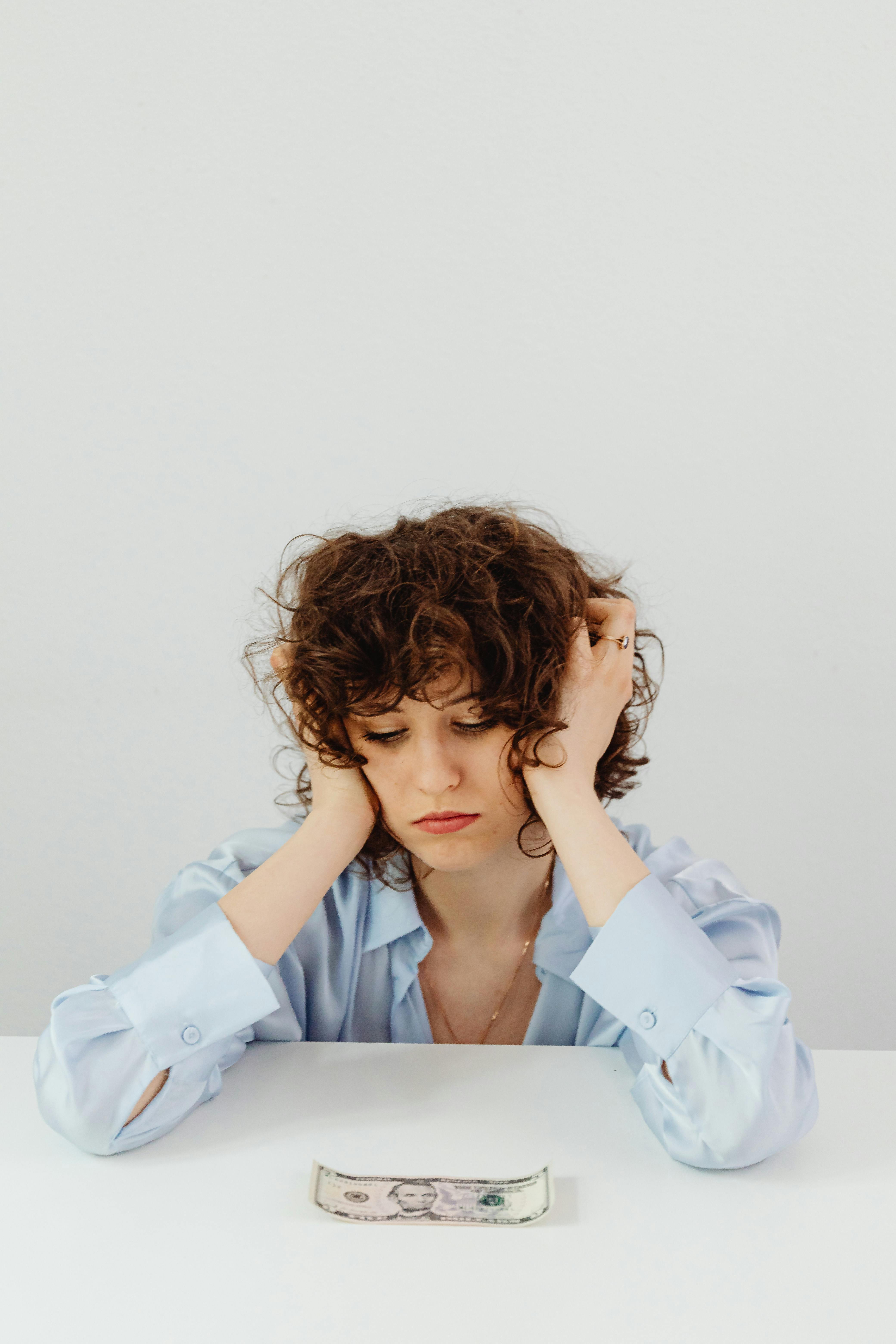 "Exclusive Insights: Ex-OnlyFans Star Warns Women About Platform's Financial Traps"